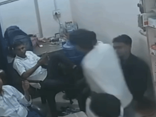 शामली में मेडिकल स्टोर संचालक और कर्मचारियों पर हमला:दवा लेने आए युवक ने साथियों संग डंडों से पीटा, CCTV