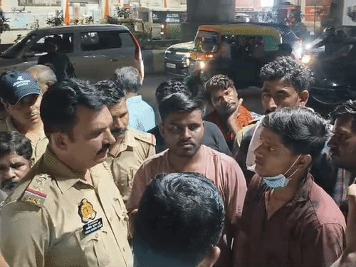एलएलबी छात्रा के दोस्त की गिरफ्तारी के लिए 3-घंटे बवाल:5 से 6 दिन पुराने शव में पड़े कीड़े, सिर गायब मिला, मौत का कारण स्पष्ट नहीं