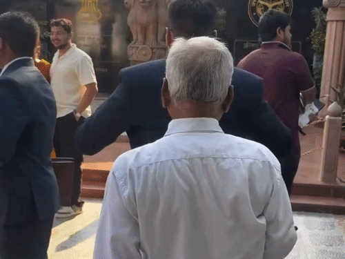 PCS-इंटरव्यू से पहले पिता ने संवारे बेटे के बाल, VIDEO:लोगों ने कहा- भगवान खुद सजा रहे हैं, जीत कैसे नहीं होगी?