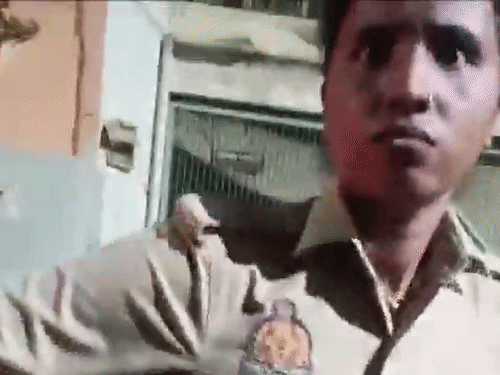 कानपुर में ई-रिक्शा का कांस्टेबल ने नहीं दिया किराया-VIDEO:चालक बोला- अब 10 रुपए के लिए थाने जाएंगे क्या, इसलिए पुलिस वालों को कोई नहीं बैठाता