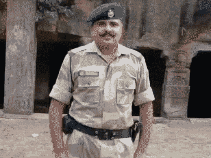 गोरखपुर में CISF जवान की हत्या कर फेंकी गई लाश:तिरंगे में लिपटा शव आया, पत्नी चीखकर बोली- बेटी से बात करना चाहते थे