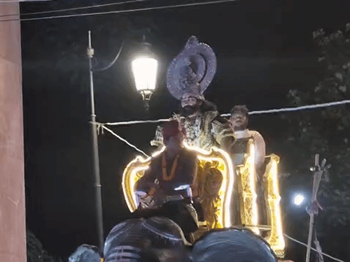 प्रयागराज में निकली रावण की भव्य शोभायात्रा:हाथी पर चांदी के सिंहासन पर सवार हुए लंकाधिपति, कटरा में नहीं होता पुतला दहन