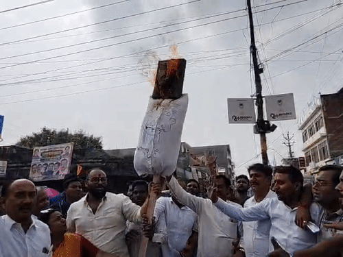 कानपुर में CJP के खिलाफ प्रदर्शन:संस्थापक अभिजीत दीपके का पुतला फूंका, प्रदर्शनकारी बोले- देवी-देवताओं और PM के खिलाफ अभद्र भाषा का विरोध