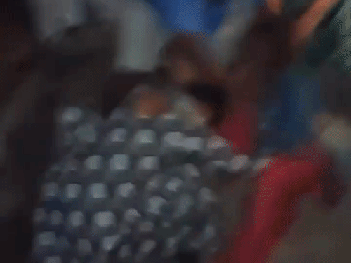 बुलंदशहर में बच्चों के विवाद में महिलाओं की मारपीट:सड़क पर बाल खींचकर भिड़ीं, एक-दूसरे को जमीन पर पटककर पीटा