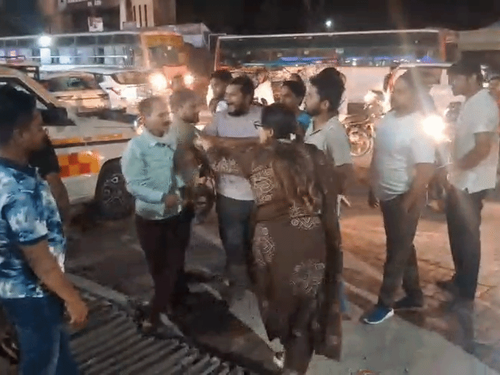 बदायूं में पति-पत्नी में बीच सड़क मारपीट, VIDEO:पति बोला- मेरा लैपटॉप बैग छीना; उसमें 50 हजार रुपए थे