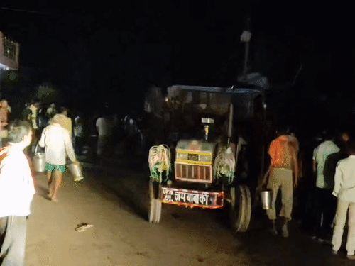 कानपुर में ट्रैक्टर-ट्रॉली ने बाइक सवार को कुचला, मौत:परास-अमौली मार्ग पर ब्रेकर की मांग को लेकर 3 घंटे जाम; ट्रैक्टर के आगे बैठीं महिलाएं