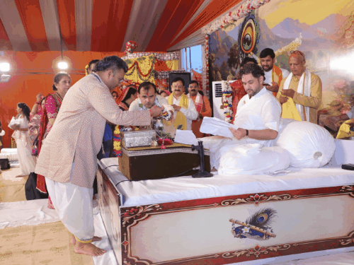 लखनऊ में पुंडरीक गोस्वामी महाराज ने दीक्षा दी:डीएवी कॉलेज ग्राउंड की श्रीमद्भागवत कथा में श्रीकृष्ण-रुक्मिणी विवाह, थिरके श्रोता