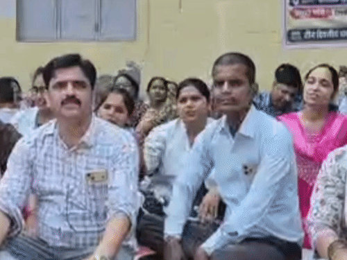 सीएमओ कार्यालय के बाहर एनएचएम संविदा कर्मचारियों का प्रदर्शन:नियमितीकरण, समान वेतन और 10 लाख के कैशलेस बीमा समेत कई मांगें उठाईं