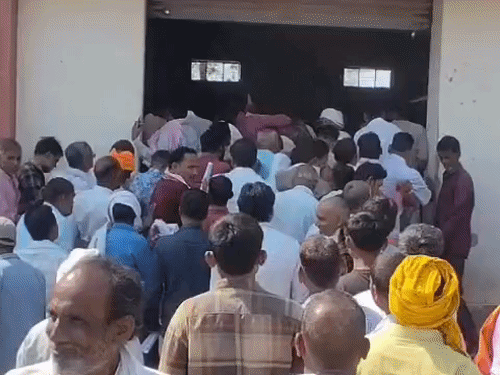 डीएपी खाद के लिए किसानों का हंगामा:जालौन में सूची से बांटने की मांग, बोले- जब सहमति से क्रम तय तो धूप में क्यों लगाएं लाइन