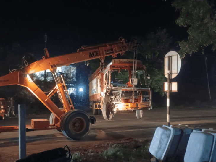 बुलंदशहर में ट्रक-ट्रै्क्टर की टक्कर, 1 की मौत- 21 घायल:ज्योत लेने जा रहे थे श्रद्धालु, सभी अलीगढ़ रेफर; एक की हालत नाजुक