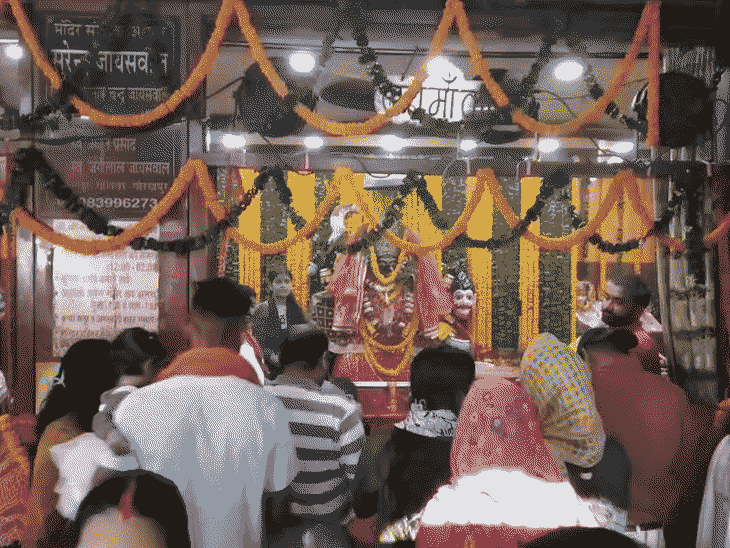 गोरखपुर में नवरात्र के पहले दिन उमड़ी भक्तों की भीड़:माँ को चढ़ाएं नारियल व चुनरी; भक्त बोले- माँ सब जानती, सबकी मुदारें पूरी करतीं हैं