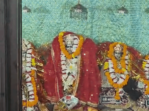 अलीगढ़ में नवरात्र का आगाज:200 साल से अधिक पुराने नौ देवी मंदिर में उमड़े भक्त, बाजारों में सजीं पूजा सामग्री की दुकानें, घरों में सजीं माता की चौकियां