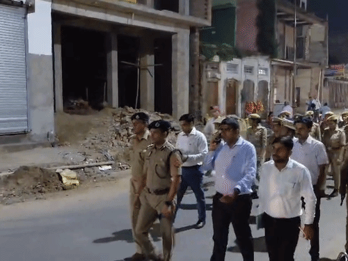 CM के निर्देश पर विसर्जन जुलूस मार्ग देखने पहुंचे अधिकारी:बक्शीपुर से हर्बर्ट बांध तक पैदल चले; सुरक्षा एवं अन्य व्यवस्थाओं का जायजा लिया