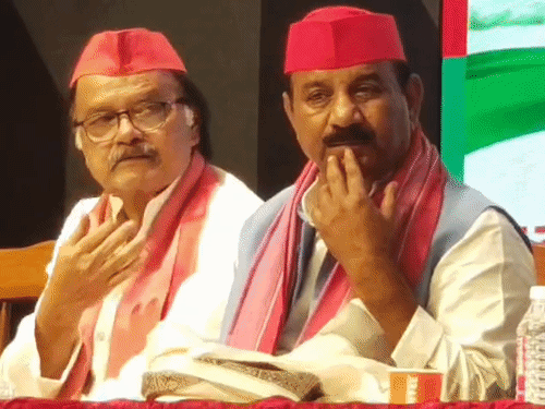 मुलायम सिंह की पुण्यतिथि पर कविताओं से श्रद्धांजलि:इटावा के केदारेश्वर के लिए फिरोज ने 1 लाख की राशि दी, प्रदेश अध्यक्ष ने सम्मानित किया