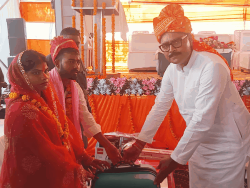 अयोध्या में 185 जोड़ों ने थामा एक-दूजे का हाथ:एक मुस्लिम जोड़े का निकाह हुआ, शादी के खर्च की चिंता से मिली राहत