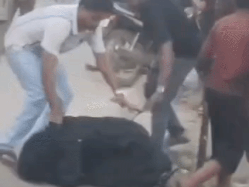 उन्नाव में दीवार बनाने पर रिश्तेदारों में मारपीट, VIDEO:चार लोग गिरफ्तार, बीच चौराहे पर महिला को गिराकर पीटा था