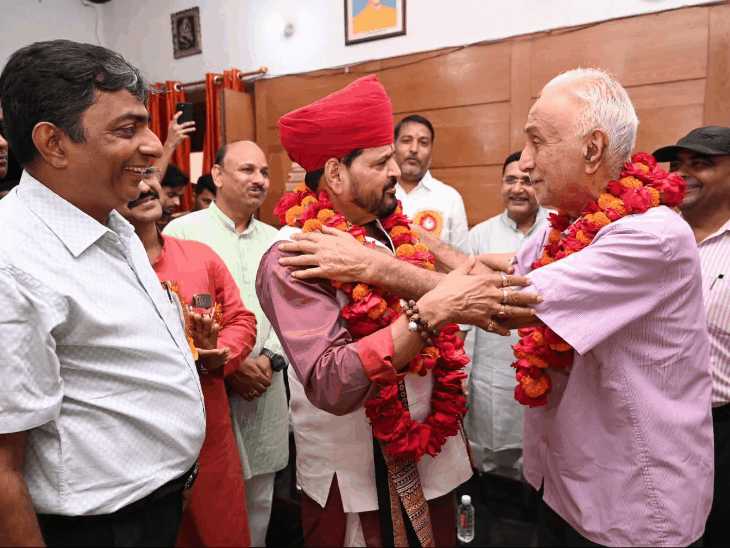 पूर्व सांसद बृजभूषण ने ताजा कीं छात्र जीवन की यादें:गुरु चरणों में बैठकर लिया आशीर्वाद,स्टूडेंटस में भाषा और सामाजिक परिस्थितियों परजताई चिंता