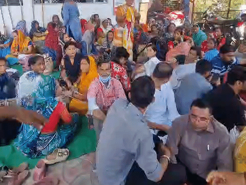 झांसी मेडिकल कॉलेज में वार्ड बॉय और सफाईकर्मियों की हड़ताल:UPCOS में समायोजन न होने से नाराज, बोले- न वेतन समय पर मिलती, न पीएफ कटता