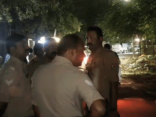 कस्टमर की धोखाधड़ी से परेशान बैंक मैनेजर ने किया सुसाइड:पत्नी को किया आखिरी मैसेज- नितिन ने सब किया, मेरी कोई गलती नही…