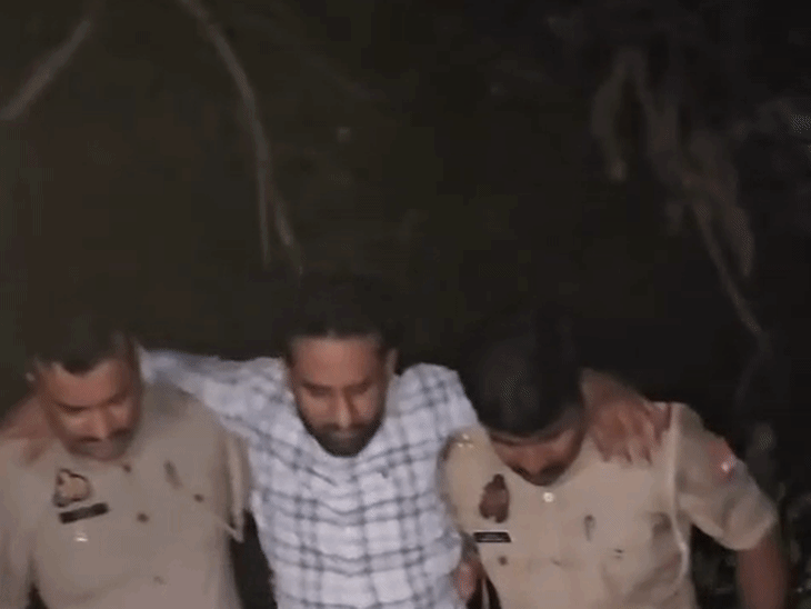 100 घटना करने वाले दो बदमाशों को लगी गोली:नोएडा पुलिस ने पकड़ा, भागने के दौरान बाइक फिसली, 2.19 लाख रुपये और चोरी की बाइक बरामद