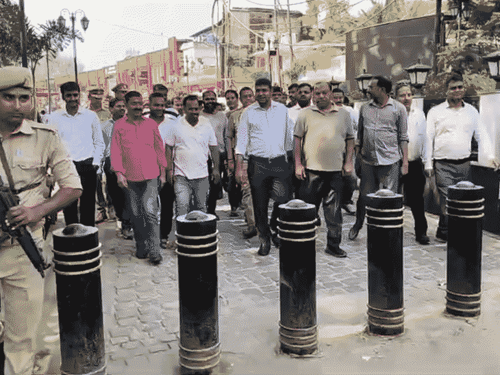 गोरखपुर के चटोरी गली में पहुंचें DM, SSP और नगर-आयुक्त:बोले- मांग पर मंथन किया जा रहा, व्यापारी बोले- रास्ता खोलने से ही होगा समाधान