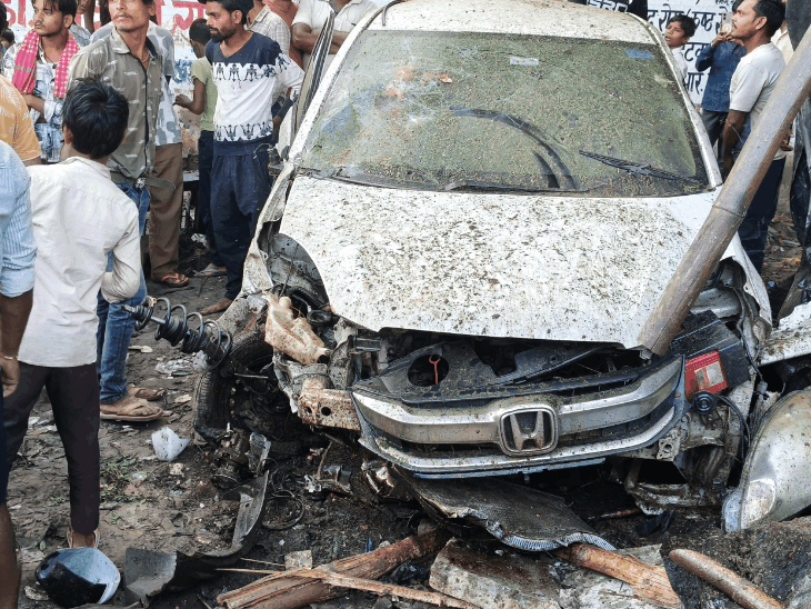 नशे में चालक ने कार खंभे से लड़ाई कार,2 घायल:बदायूं के सखानूं बस स्टैंड पर हुआ हादसा, टक्कर से बिरयानी के ठेले का टट्टर भी उड़ा