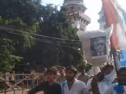 NSUI ने ज्ञानेश कुमार के खिलाफ किया प्रदर्शन:कानपुर में कार्यकर्ताओं ने कांग्रेस कार्यालय से बड़ा चौराह तक की नारेबाजी, पुलिस ने छीना पुतला