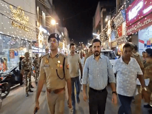 अयोध्या में डीएम-एसएसपी ने किया पैदल मार्च:सीसीटीवी और ड्रोन से निगरानी के निर्देश; चौक, घंटाघर, फतेहगंज और नाका क्षेत्र में सुरक्षा व्यवस्था का लिया जायजा