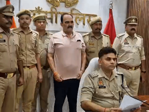 झांसी में 2 करोड़ की नकली सिगरेट पकड़ी:फैक्ट्री में बन रही थी डुप्लीकेट गोल्ड फ्लैक और विल्स, सप्ताह में दो दिन बनाते थे