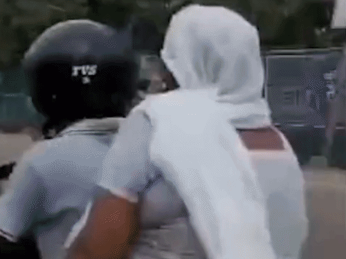 कानपुर में बीच सड़क पर युवती को बाल घसीटकर पीटा:जबरन बाइक पर बिठाने की कोशिश, विरोध करने पर युवक बोला- पर्सनल मैटर है