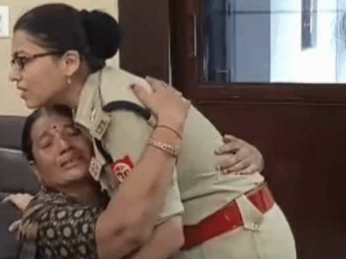 एसपी श्रद्धा पांडेय से लिपटकर रोने वाली महिला की मौत:कानपुर में चल रहा था इलाज, पानी की समस्या दूर होने पर की थी मुलाकात