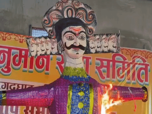 प्रयागराज के बरगद घाट पर रावण जला…VIDEO:असत्य पर सत्य की जीत का संदेश, यमुना किनारे बड़ी संख्या में राम भक्त पहुंचे
