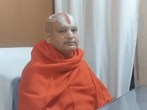 स्वामी राजकुमार दास ने 28 साल बाद बदले वस्त्र:अब सफेद की जंगह कासाय रंग के वस्त्र पहन रहे, वेश परिवर्तन बना चर्चा का विषय