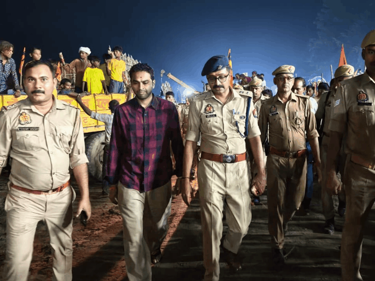 देवरिया में बैंड-बाजे के साथ हुआ मूर्ति विसर्जन:सरयू समेत कई घाटों पर लगी भीड़, शहर से गांव तक निकले भव्य जुलूस