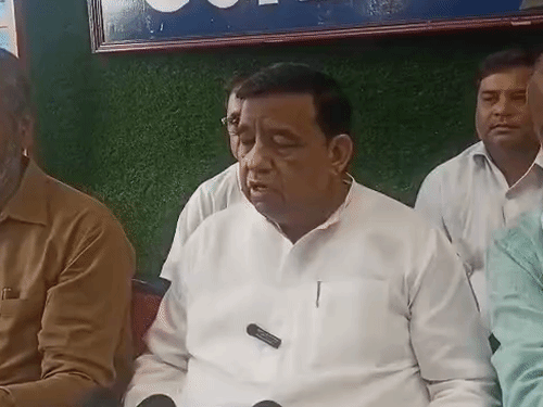 बूथ स्तर तक वोटर्स को जागरूक करेगी कांग्रेस:गोरखपुर में पूर्व विधायक बोले- CEC को संरक्षण दे रही सरकार, कानूनी दायरे से बाहर किया