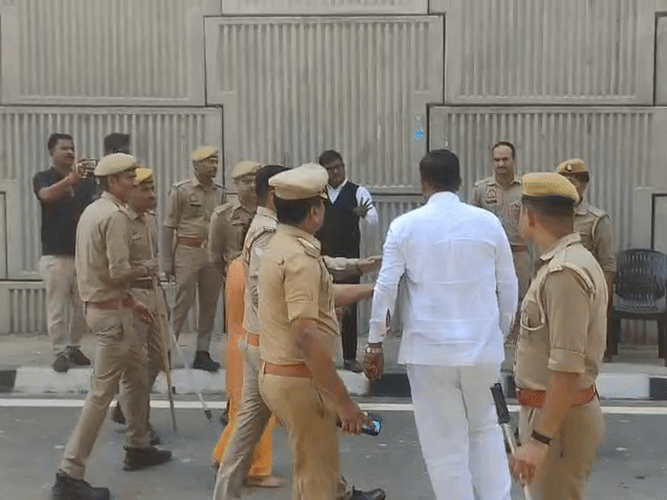 हरदोई में स्नातक चुनाव के दौरान सपा-भाजपा समर्थकों में झड़प:वकील को मारने दौड़ा युवक, पुलिस ने रोका