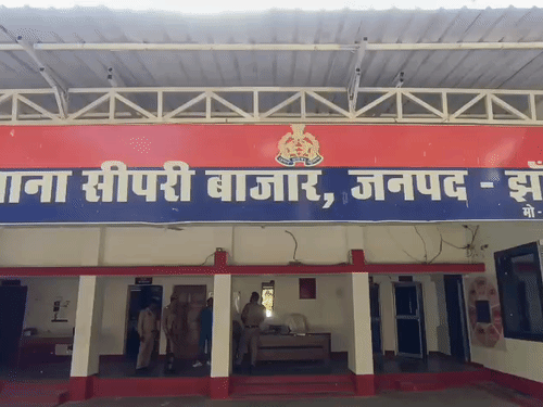 झांसी में फंदे पर लटकी मिली महिला:डेढ़ साल पहले शादी हुई थी, मायके वालों ने दहेज हत्या का आरोप लगाया