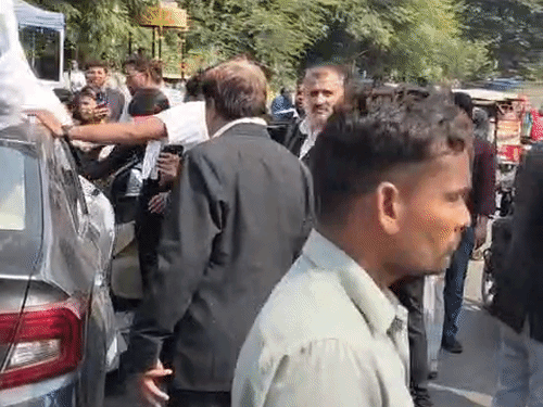 वकीलों ने चक्काजाम कर डॉक्टर को गाड़ी से खींचकर पीटा:विरोध में 5 घंटे ठप रही इमरजेंसी सेवा, डॉक्टरों ने दिया धरना