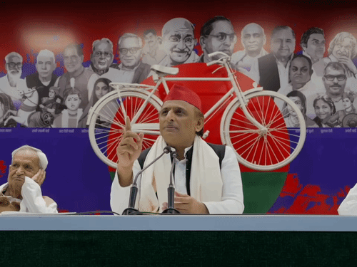 जेल में बंद आजम से मिलेंगे सपा प्रमुख अखिलेश यादव:बरेली एयरपोर्ट पर 55 मिनट रुकेंगे, आजम और उनके परिवार से मुलाकात के बाद तय होंगे टिकट