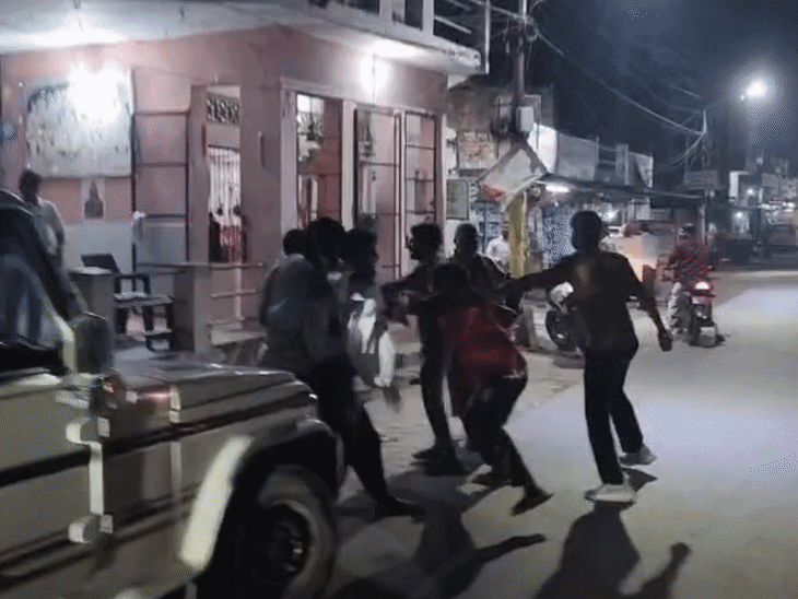 हरदोई में फल विक्रेता को कोतवाली गेट पर पीटा, VIDEO:शराब पीने से मना करने पर 15-20 लोगों ने घेरा, मेडिकल कॉलेज में भर्ती