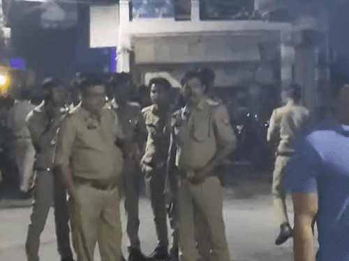 अलीगढ़ में मेडिकल रोड पर देवी जागरण का पंडाल हटवाया:बिना अनुमति सड़क पर हो रही थी तैयारी, पुलिस ने रुकवाया आयोजन