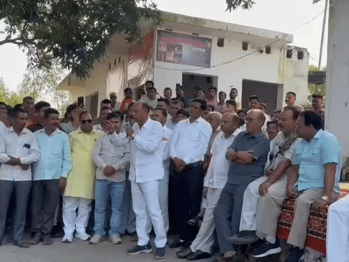 शिव मंदिर की भूमि पर अवैध कब्जे को लेकर हंगामा:विधायक बोले- आस्था से खिलवाड़ बर्दाश्त नहीं, एसडीएम की निगरानी में बनेगा मंदिर का नया ट्रस्ट