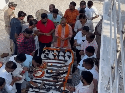 असलहों की पूजा करते MLC सुरेंद्र चौधरी का वीडियो वायरल:राजा भैया से हो रही तुलना, भाजपा नेता ने कहा- यह महत्वपूर्ण परंपरा
