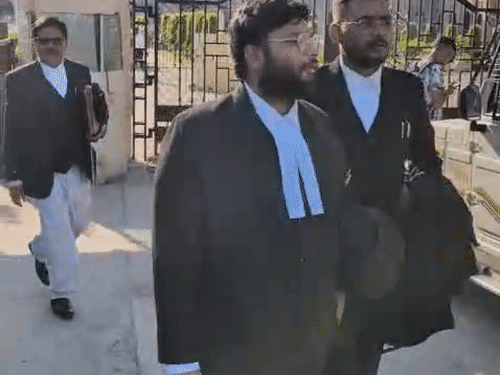 हाईकोर्ट बोला- विवेचना में लापरवाही, एसपी बलिया कार्रवाई करें:कोर्ट ने कहा विवेचना ठीक तरीके से नहीं हुई, मांगी कार्रवाई रिपोर्ट