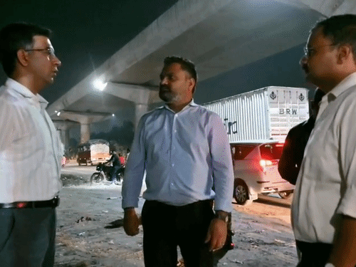 देर रात सड़कों पर उतरे DM-नगर आयुक्त:सफाई और सड़कों की मरम्मत का किया निरीक्षण,CSJMU यूनिवर्सिटी के पास बनेगा स्ट्रीट वेंडिंग जोन