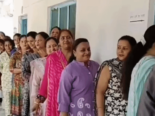 बरेली में शिक्षक एमएलसी चुनाव में 72.02% मतदान हुआ:सुबह सुस्त तो शाम तक चढ़ा मतदान का पारा, जानें हर केंद्र का हाल