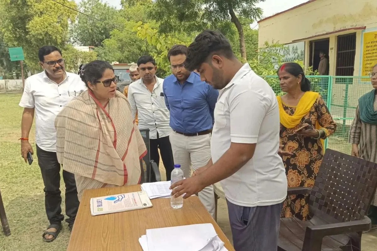 Gonda News: वोटर लिस्ट को लेकर एक्टिव हुईं डीएम प्रियंका निरंजन, 5 बूथों का किया निरीक्षण मचा हड़कंप