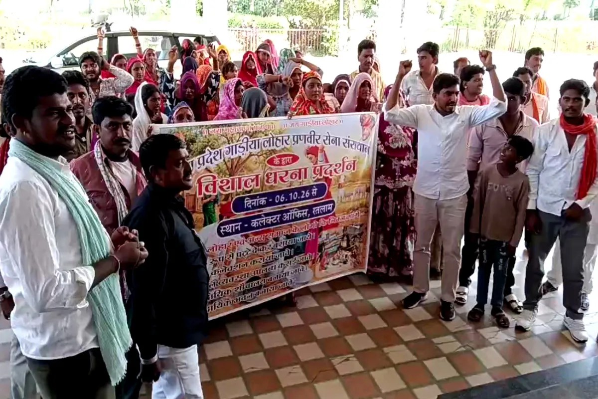 रतलाम में 45 साल से बसे 150 परिवारों पर विस्थापन का संकट, कलेक्टर से संरक्षण की गुहार