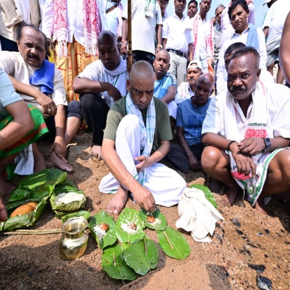 नेमरा से मां का अस्थि कलश लेकर रजरप्पा पहुंचे मुख्यमंत्री:दामोदर-भैरवी संगम के जाडंग बाहा तुपुनाई घाट पर विसर्जित की, ग्रामीणों के बीच वस्त्र बांटे