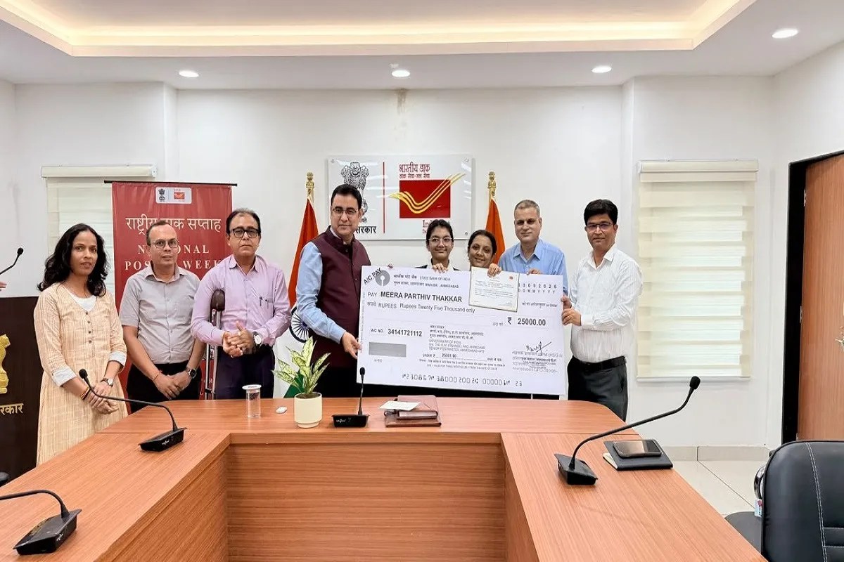 राष्ट्रीय डाक सप्ताह में अंतरराष्ट्रीय पत्र लेखन प्रतियोगिता की विजेता छात्रा मीरा का सम्मान